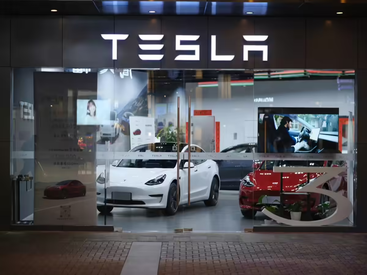 Tesla Shuts Down Dojo Supercomputer Project as Leader Departs, Shifting AI Strategy